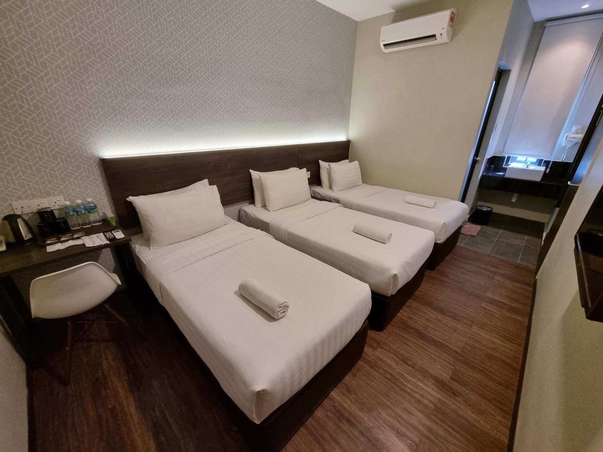 The Square Hotel Скудай Екстериор снимка