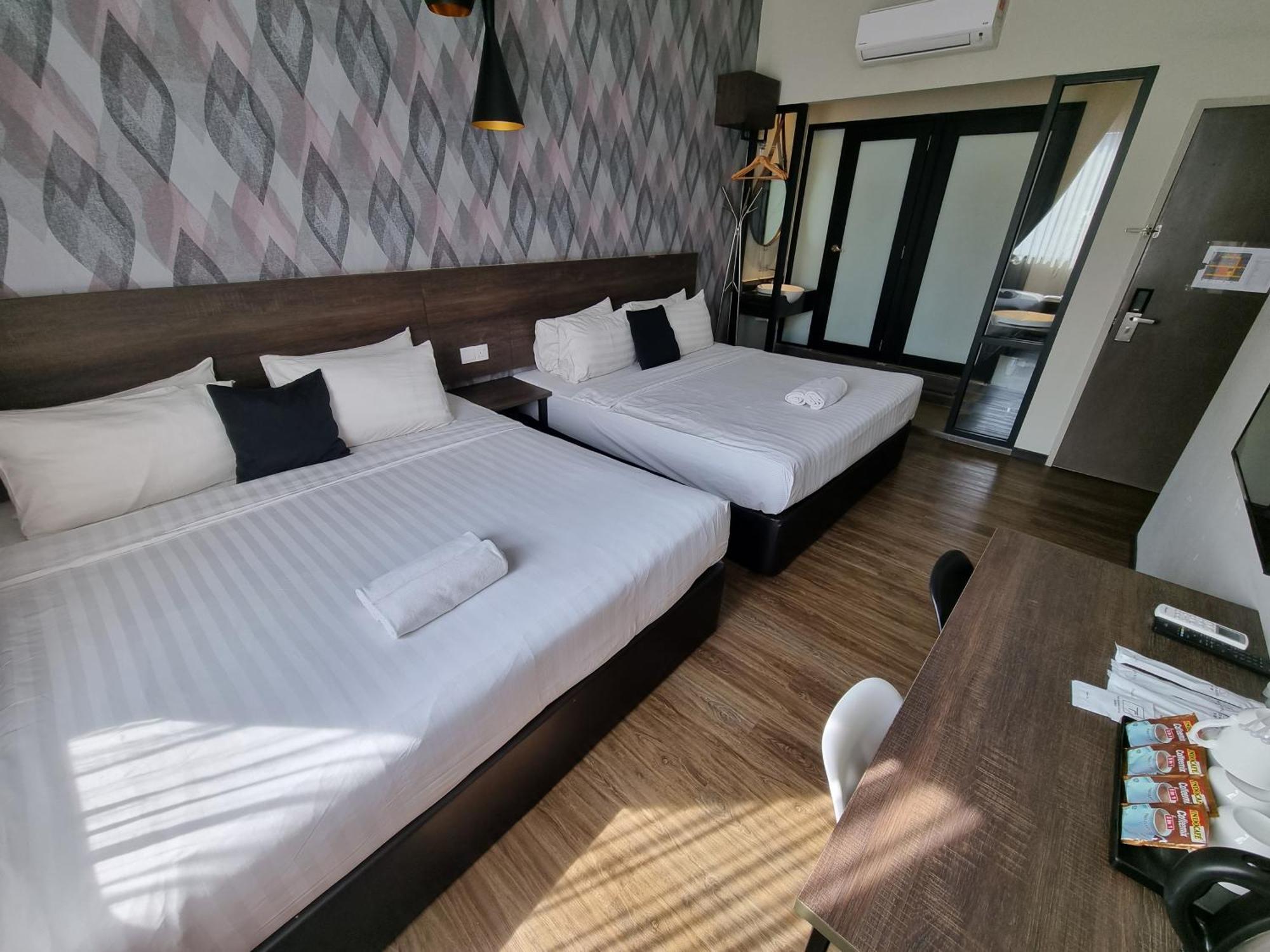 The Square Hotel Скудай Екстериор снимка