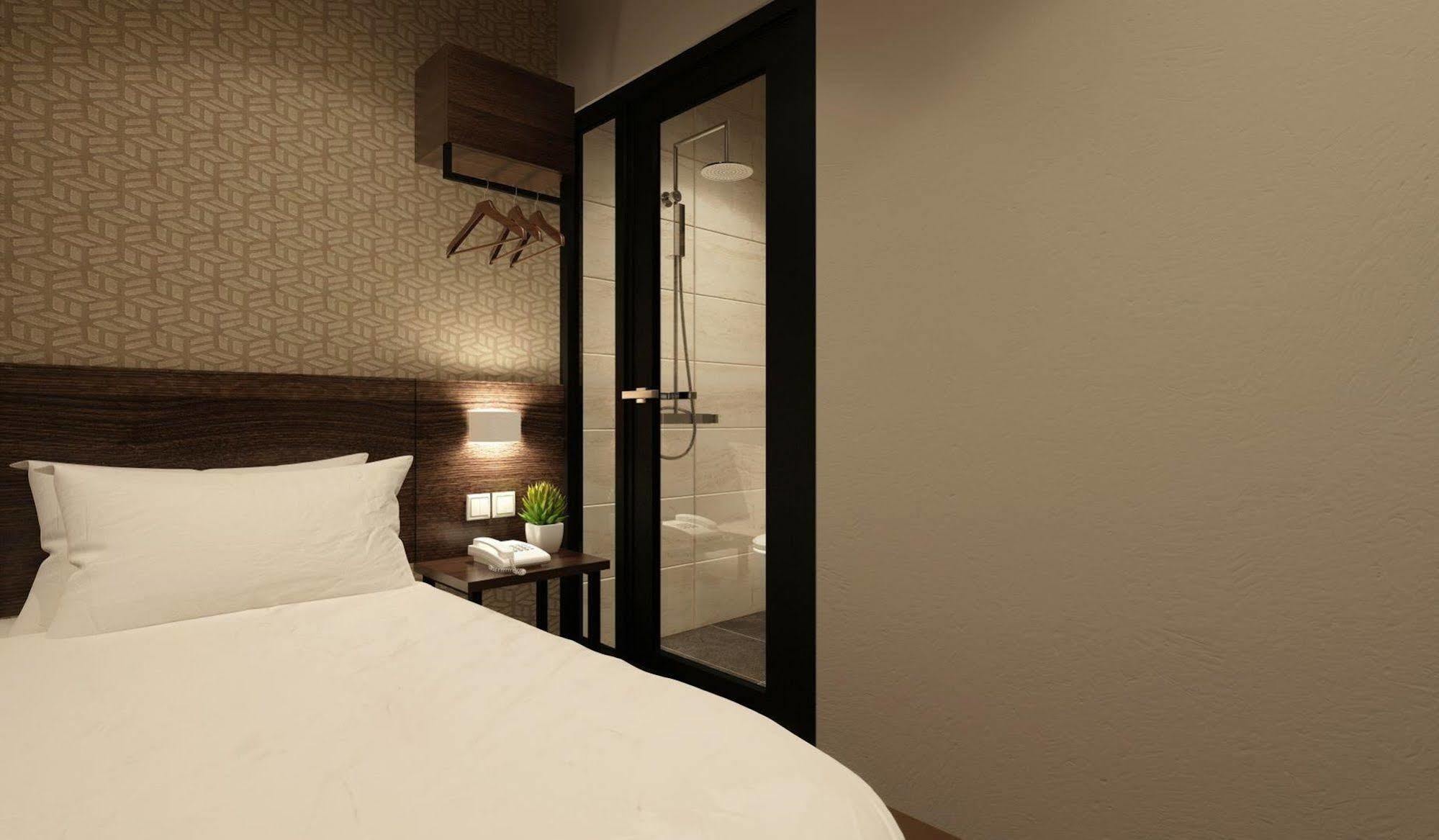 The Square Hotel Скудай Екстериор снимка