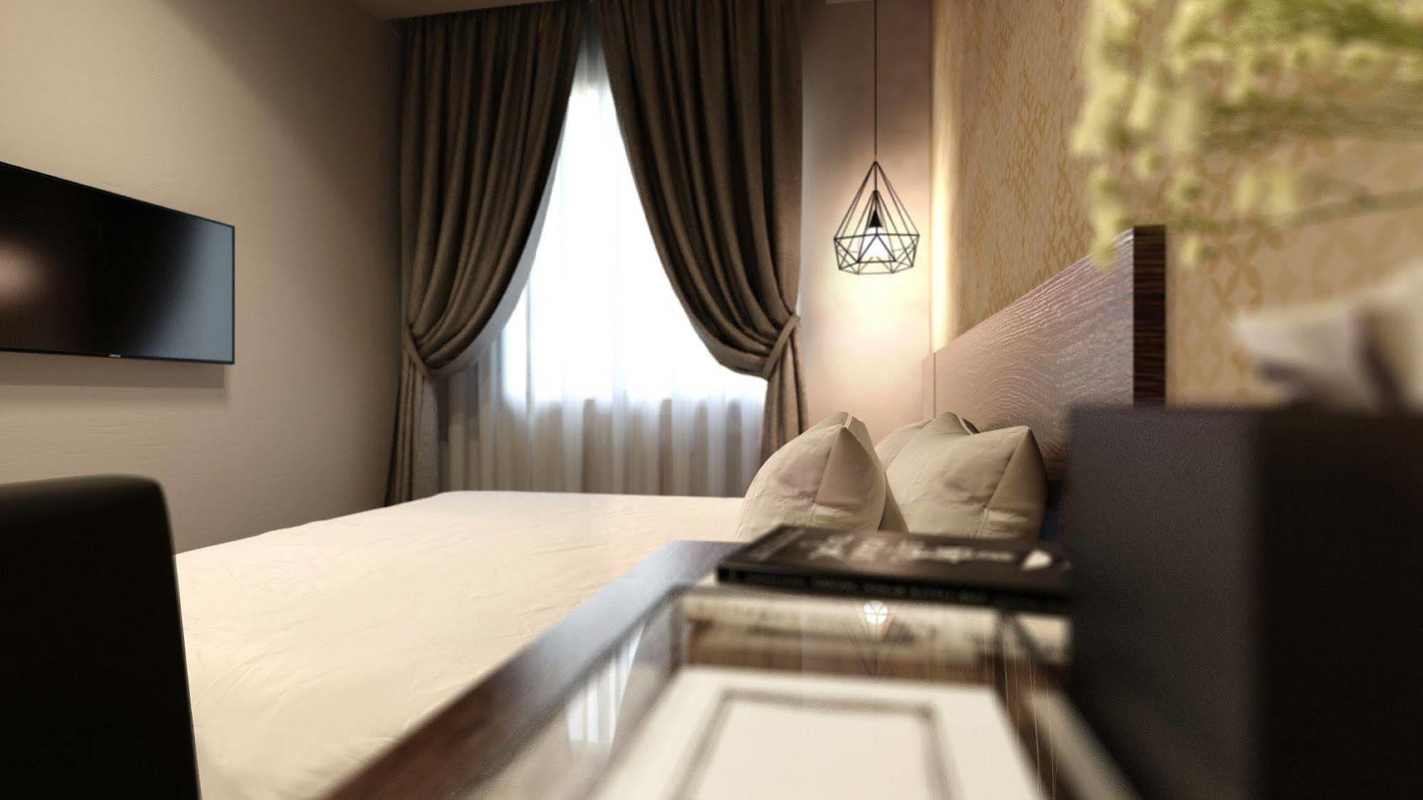 The Square Hotel Скудай Екстериор снимка