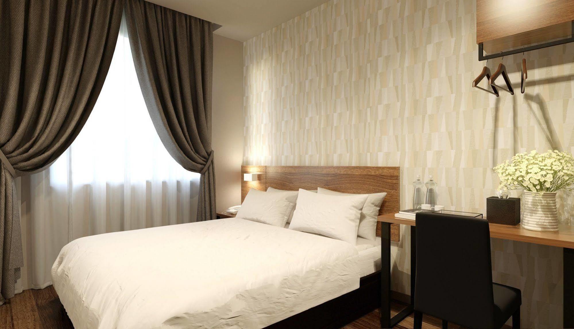 The Square Hotel Скудай Екстериор снимка